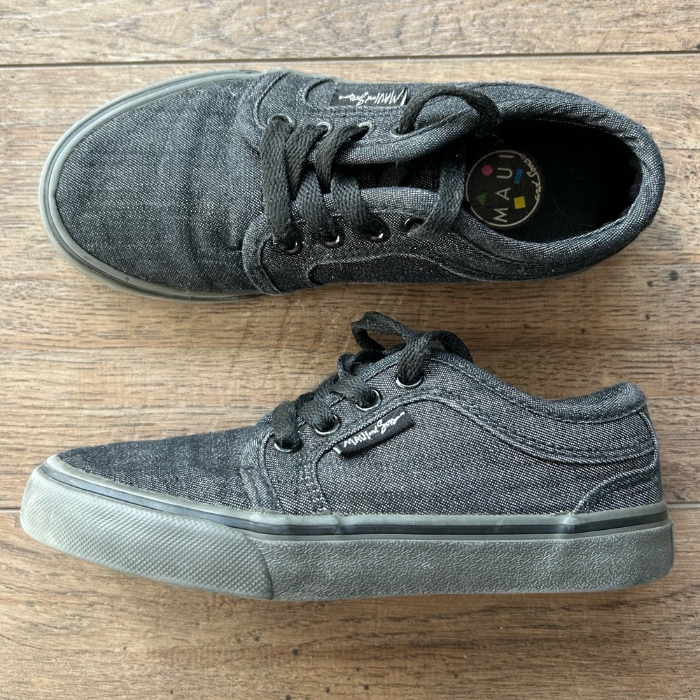 Maui and Sons Boys Canvas sneaker Size 12 Kids charcoal/black laces